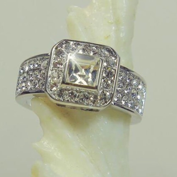 Lovely cushion setting silver ring size 7 boutique - Picture 2 of 8